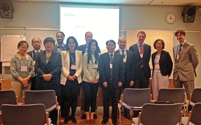 El presidente del Sergura y el comisario de Aguas en la WWW de Estocolmo, Suecia