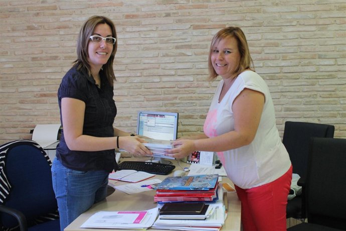 La concejal de Cultura, Cristina Sánchez, con una usuaria 