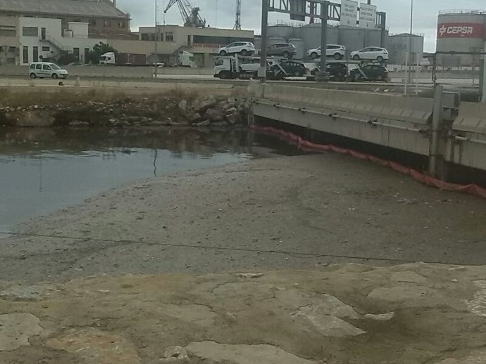 Aguas fecales en la desembocadura del cauce Turia