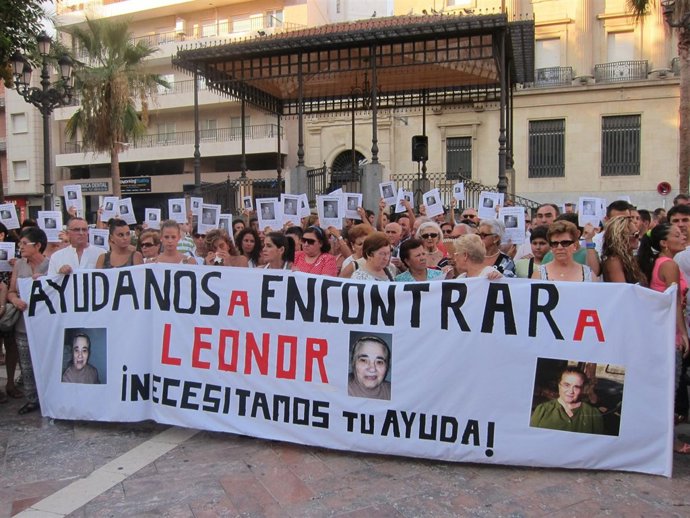 Concentración para pedir más medios en la  búsqueda de Leonor. 