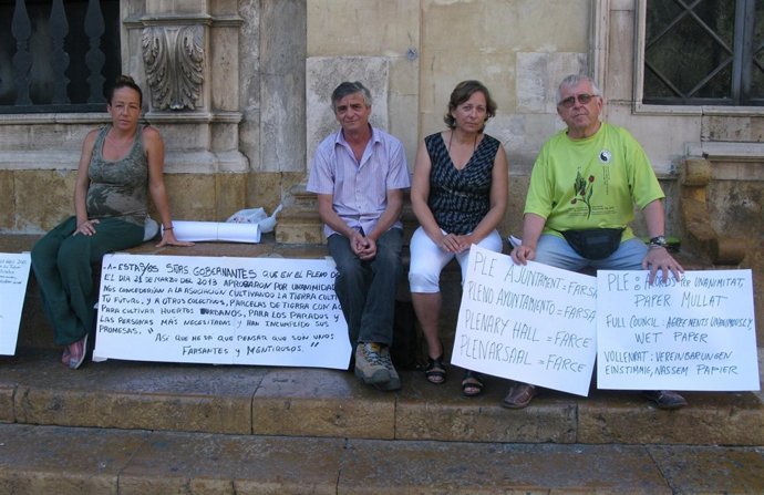Miembros de 'Cultivando la tierra, cultivas tu futuro' con Marisol Fernández