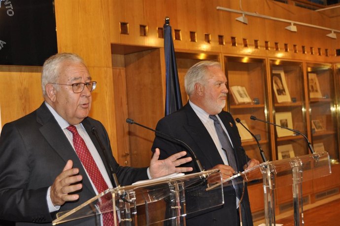 Biel y Arias Cañete en la rueda de prensa posterior a la reunión en las Cortes