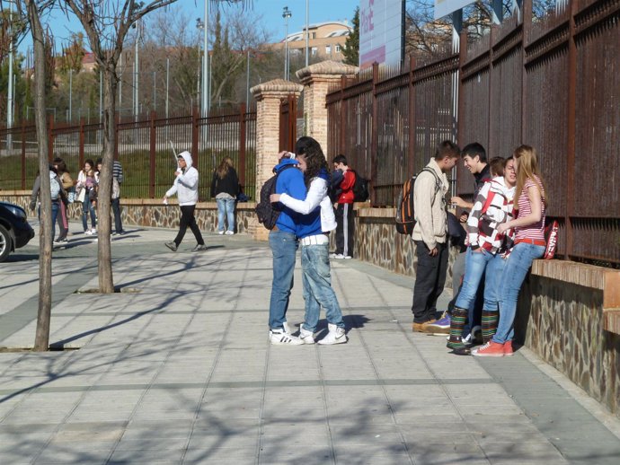 Adolescentes a la salida del instituto