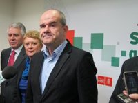 Chaves se pone "a disposición" de Susana Díaz