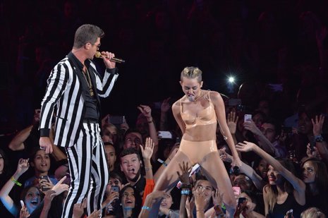 Performs during the 2013 MTV Video Music Awards pre-show at the Barclays Center 