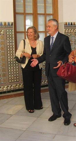 José Antonio Griñán con mujer, a su llegada hoy al Pleno del Parlamento