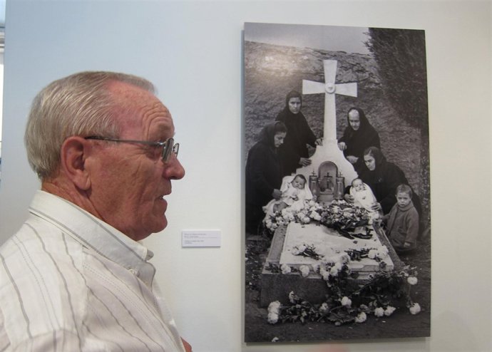 El fotógrafo José Muñoz delante de una de sus imágenes
