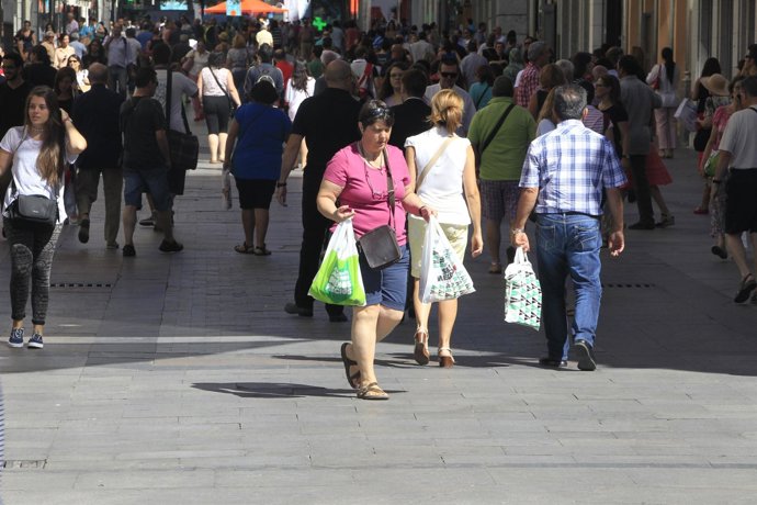 Gente comprando por el centro de Madrid