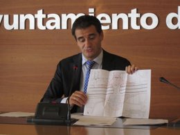 Miguel Sainz muestra el plano de las dos futuras rotondas