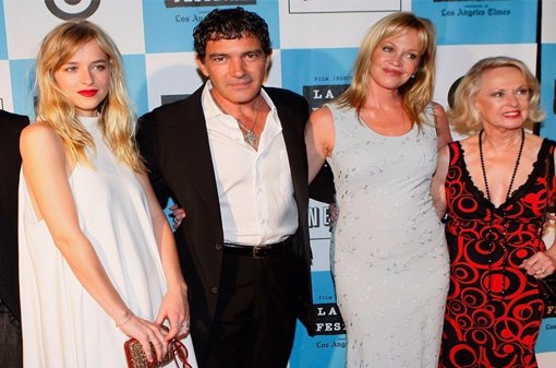 Dakota Johnson con su madre Melanie Grifith y Antonio Banderas