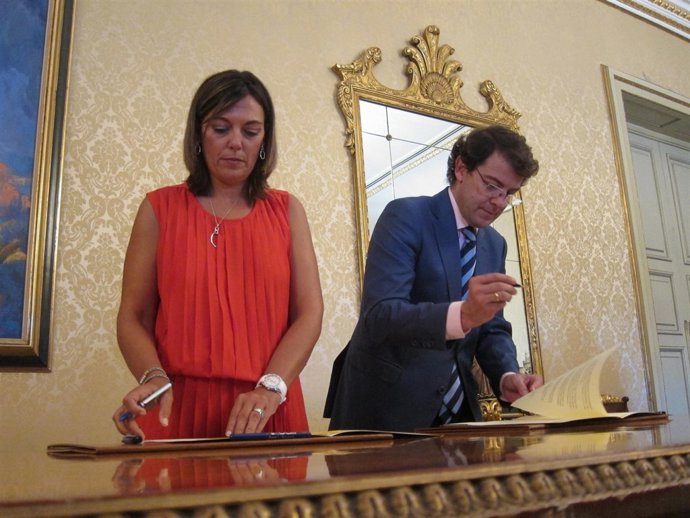Milagros Marcos y Alfonso Fernández Mañueco firman la adhesión