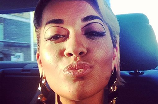 Rita Ora y su arriesgado maquillaje: las dobles cejas 