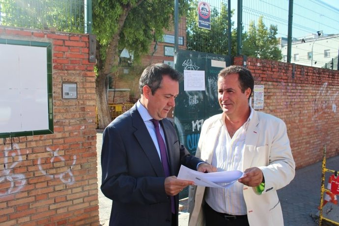 Espadas en el colegio Sor Ángela de la Cruz.