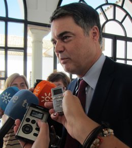 El portavoz parlamentario del PP-A, Carlos Rojas, en los pasillos del Parlamento