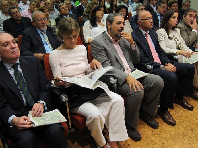 La consejera de Agricultura junto a los invitados a las jornadas