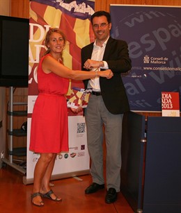 Jaume Juan con la pulsera de la diada