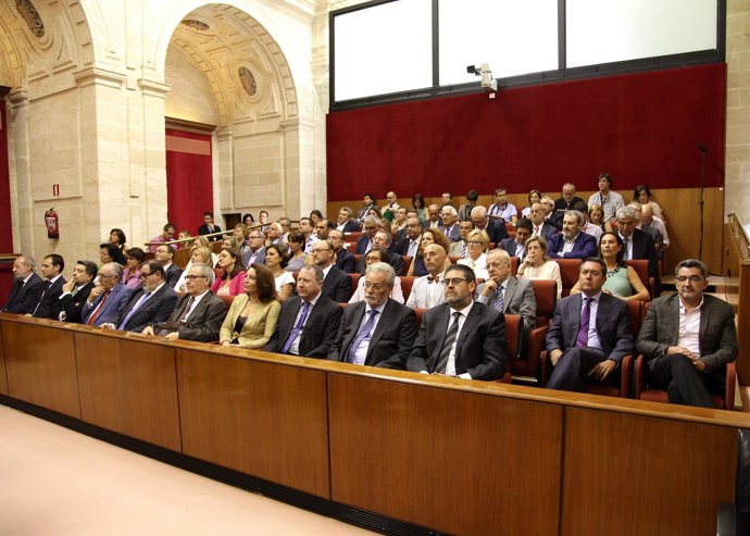 Tribuna de invitados del Parlamento durante la investidura de Susana Díaz