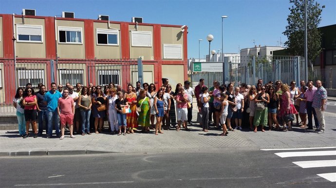 Profesores y vecinos concentrados en el Comisionado del Polígono Sur