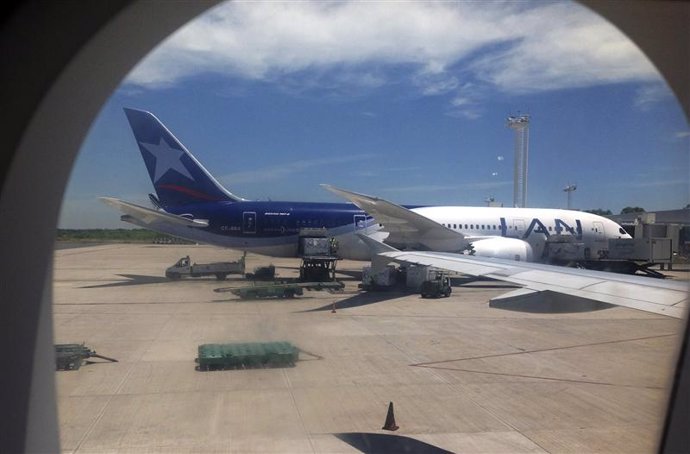 El vuelo 455 de la aerolínea LAN tras aterrizar en el aeropuerto internacional d