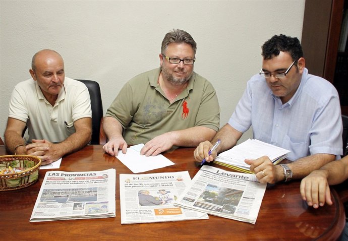 José Mª Esteve junto a concejales de Puçol.