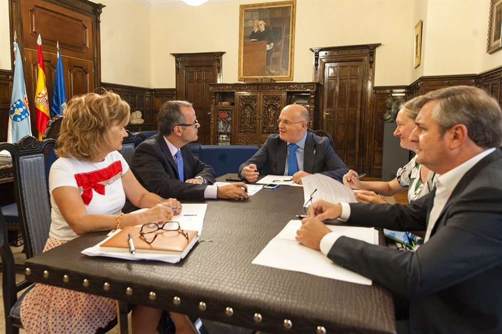 Manuel Baltar, en el medio, con Jesús Vázquez, a la izquierda