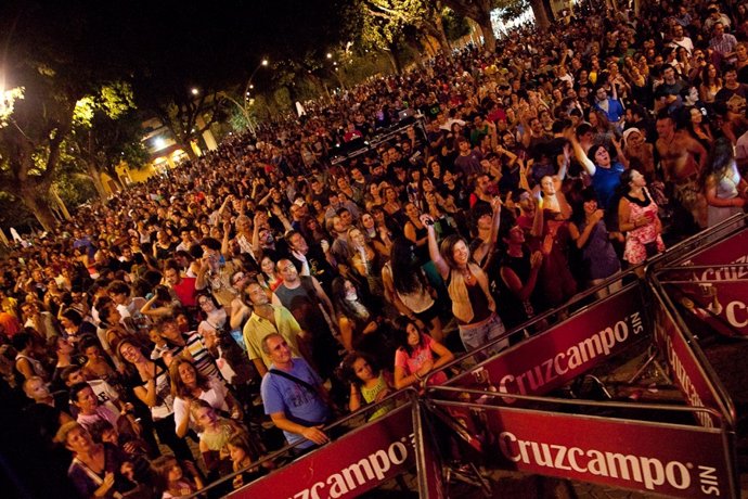El público de Sevilla disfruta en los conciertos de la Alameda.