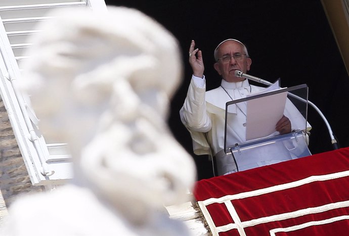 El Papa Francisco reza el Ángelus