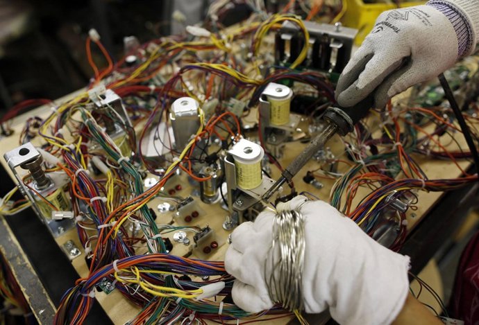 Un trabajador ensambla una máquina de pinball en Melrose Park, EEUU, jul 10 2013