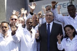 Médicos cubanos en Brasil con ministro Alexandre Padilha