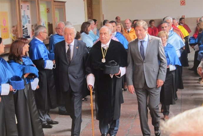 Javier Fernández, a la derecha