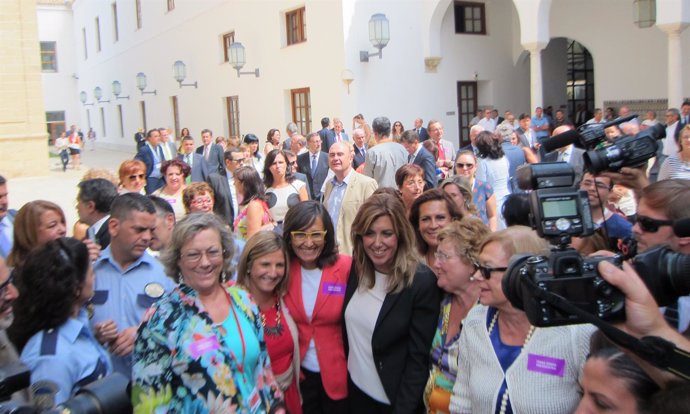 Mujeres felicitan a Susana Díaz tras su investidura como presidenta de la Junta