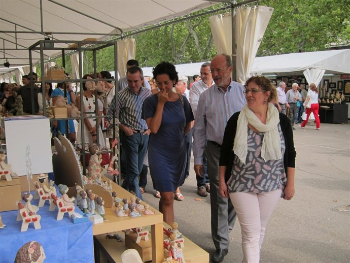 De la Riva, Mercedes Cantalapiedra y Carmen Ordóñez (drcha.) pasean por la Feria
