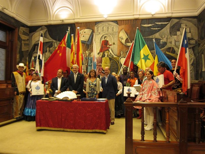 Representantes de los grupos del EIFOLK 2013 este jueves en la DPZ