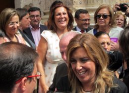 Dirigentes y simpatizantes del PSOE-A felicitan a Susana Díaz tras investidura