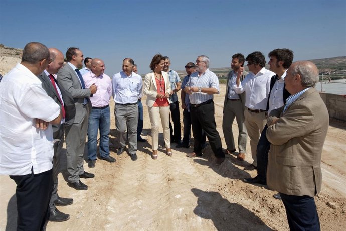 Barcina junto a distintas autoridades en su visita a las obras