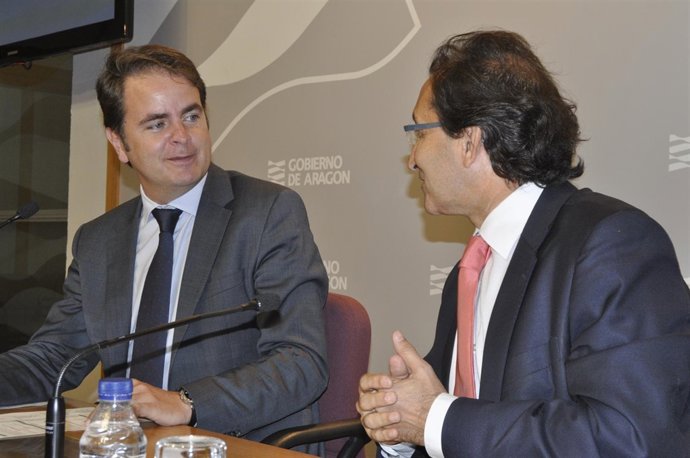 El portavoz del Gobierno, Roberto Bermúdez, y el consejero de Hacienda.