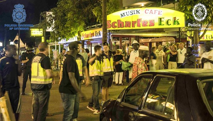 Operación policial en la Playa de Palma contra la venta ambulante