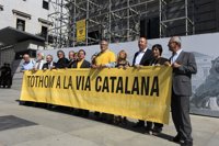 El acto de apoyo a la 'vía catalana' frente al Congreso reúne solo al 25 por ciento de los parlamentarios de CiU 