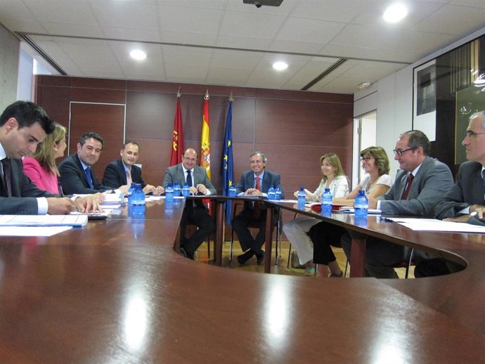 Imagen de Sánchez con los directores generales de su Consejería