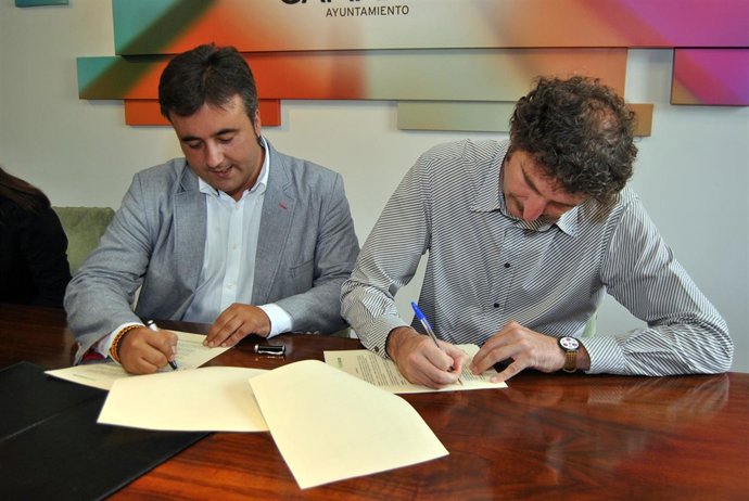 Firma del convenio para la instalación de contenedores de ropa usada en Camargo