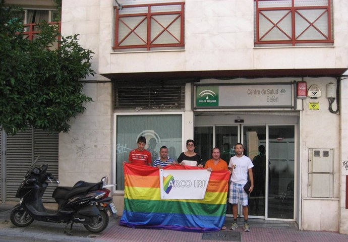 Representantes de Arco Iris, ante el centro de salud de Belén