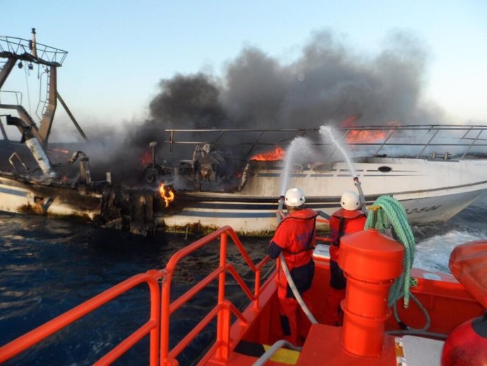 Incendio del pesquero El Nene en aguas de Almería