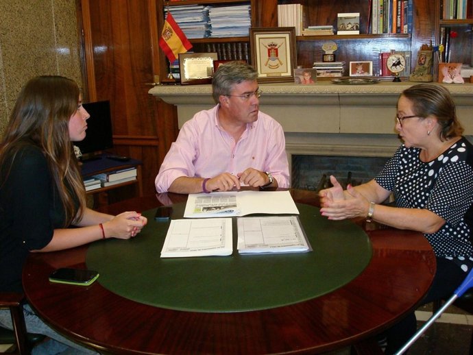 El alcalde de Jaén recibe a la madre y la hermana de Irene Simón