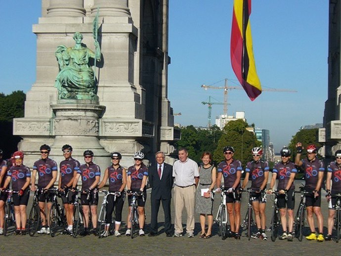 Trias junto a Bouverot y Merckx en la salida de la carrera I'mHealth Grand Tour