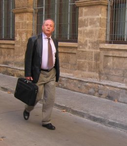 El juez José Castro, bajando la cuesta Juzgados de Palma