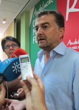 Antonio Maíllo, ante los medios