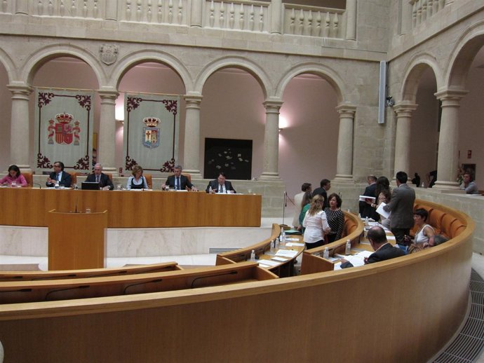 Momento en el que el PSOE abandona el pleno del Parlamento