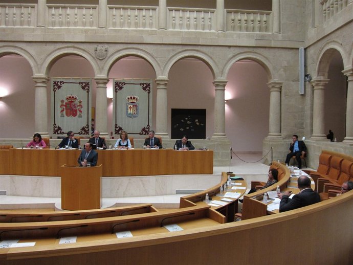 Sanz interviene en el Parlamento de La Rioja con ausencia PSOE