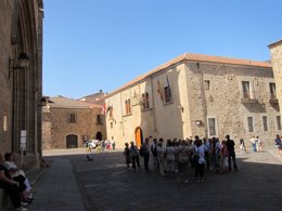 Turistas En La Parte Antigua De Cáceres