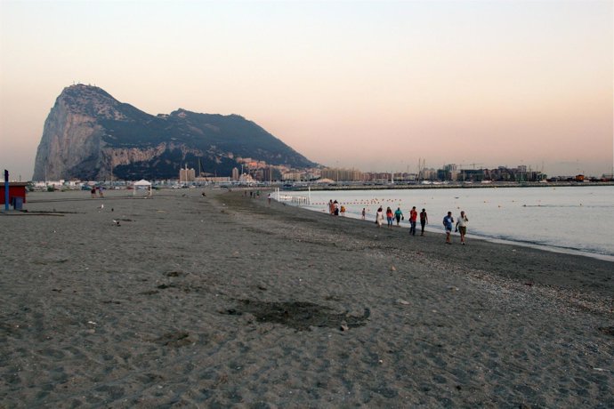 Playa Española Desde La Que Se Ve El Peñón De Gibraltar